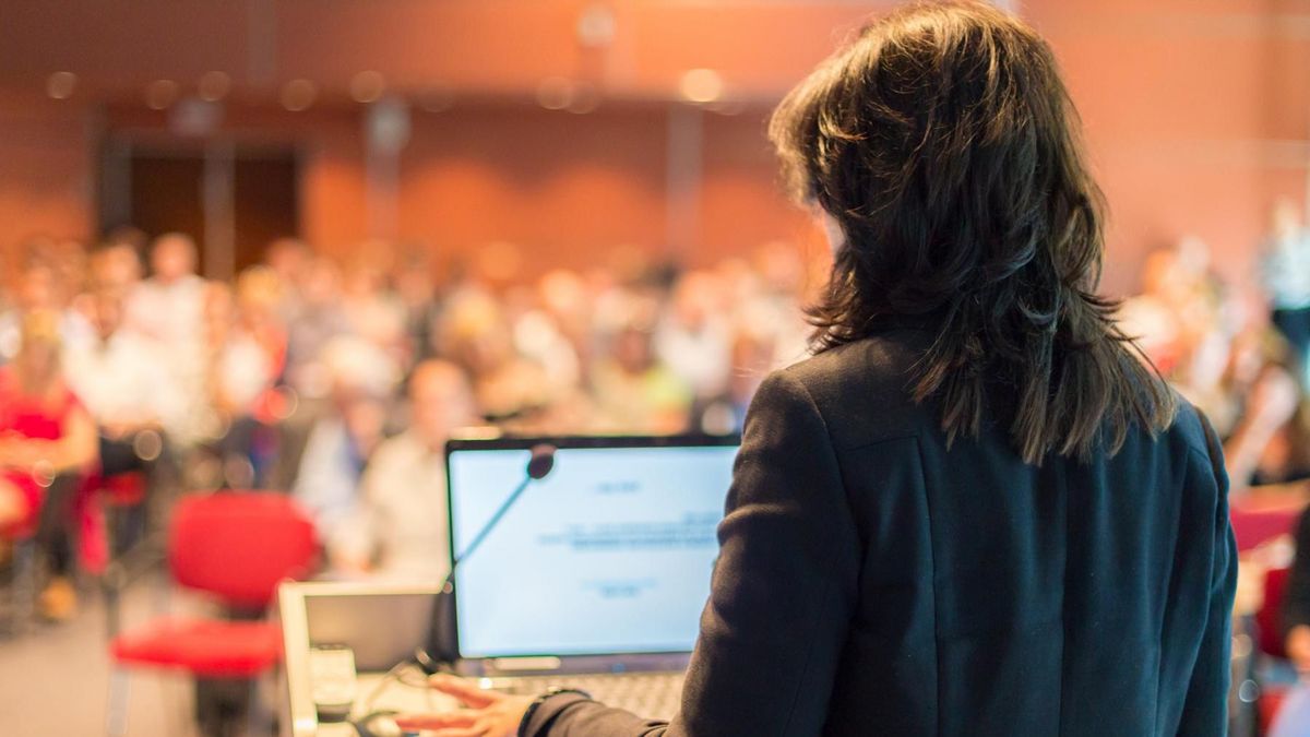 enlarge the image: Teacher in a lecture hall