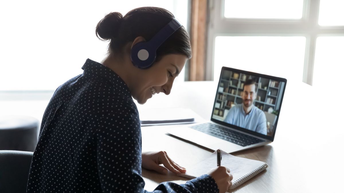zur Vergrößerungsansicht des Bildes: Frau sitzt vor ihrem Laptop und tätigt eine Videokonferenz