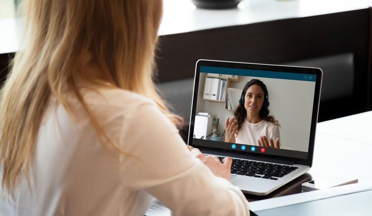 Zwei Frauen in einem Videokonferenz