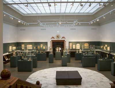 Diverse Vitrinen in der Dauerausstellung des Ägyptischen Museums. 