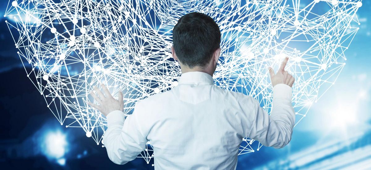 Mann vor hologrammartigem Netzwerk aus hellen Linien
