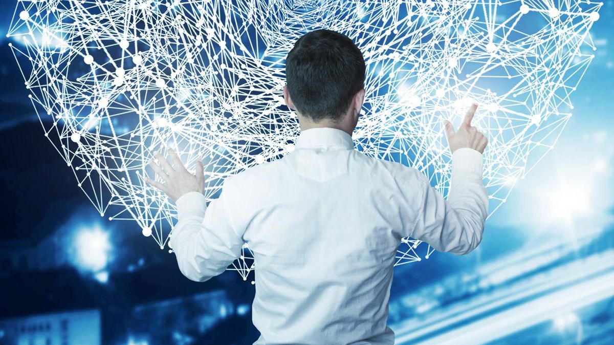 zur Vergrößerungsansicht des Bildes: Mann vor hologrammartigem Netzwerk aus hellen Linien