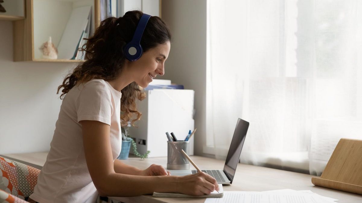 enlarge the image: Young woman on a desk