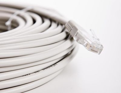Foto eines zusammengerollten LAN-Kabels
