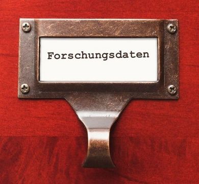Foto: Colourbox/URZ Foto einer Schublade, die mit dem Wort Forschungsdaten beschriftet ist