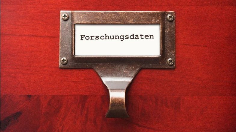 Picture of a red draw that says "Forschungsdaten" on the label