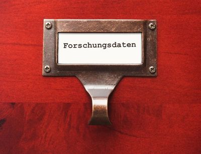 Foto einer Schublade, die mit dem Wort Forschungsdaten beschriftet ist