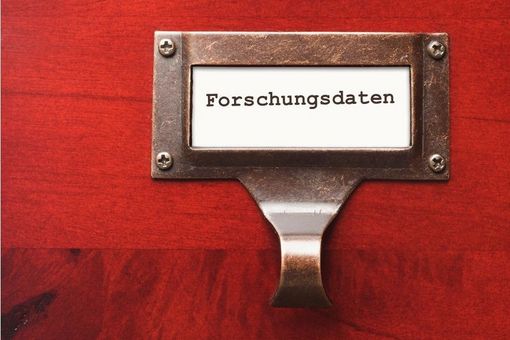 Foto einer Schublade, die mit dem Wort Forschungsdaten beschriftet ist