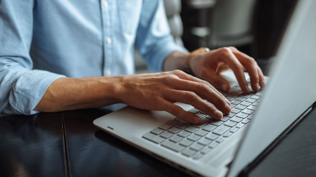 enlarge the image: Hände tippen auf einer Laptoptastatur