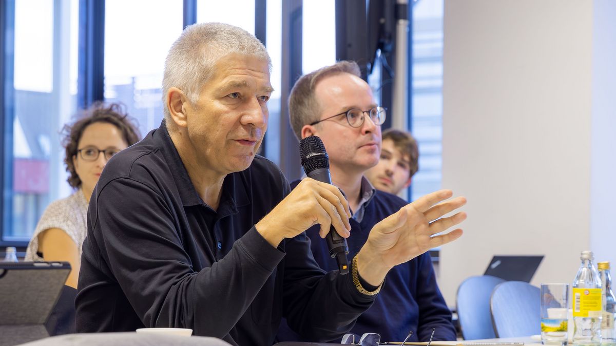 zur Vergrößerungsansicht des Bildes: Im Vordergrund sitzt Prorektor Prof. Dr. Middell und spricht in ein Mikrofon. Im Hintergrund sind weitere Teilnehemde der Veranstaltung zu erkennen.