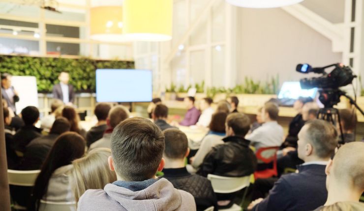 Menschen in einem Konferenzraum