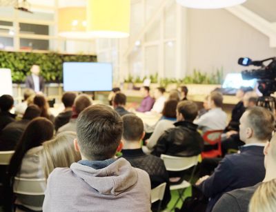 Menschen in einem Konferenzraum