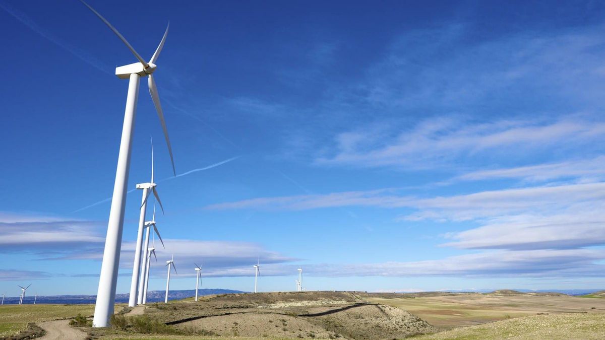 enlarge the image: Wind turbines at the shore