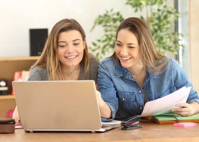 Foto: Colourbox Zwei junge Frauen an einem Laptop