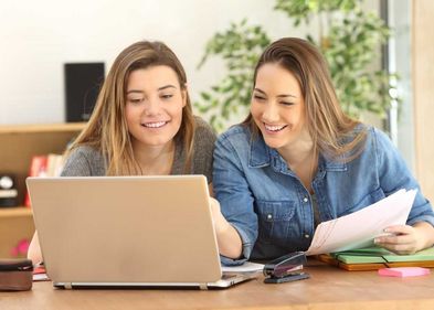 Zwei junge Frauen an einem Laptop