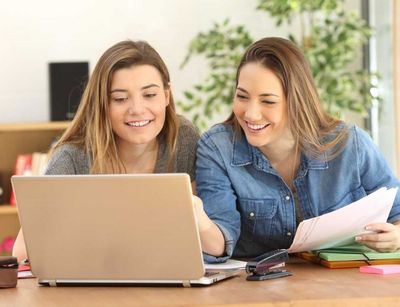 Zwei junge Frauen an einem Laptop