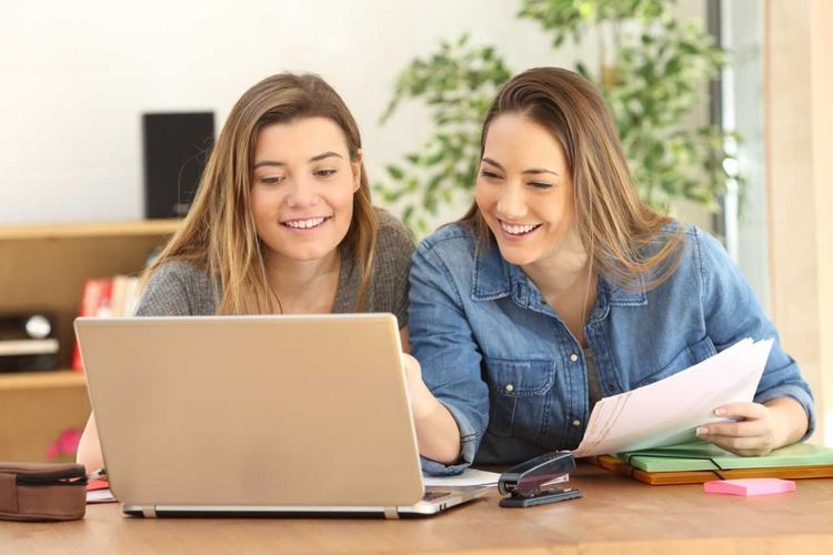 Zwei junge Frauen an einem Laptop