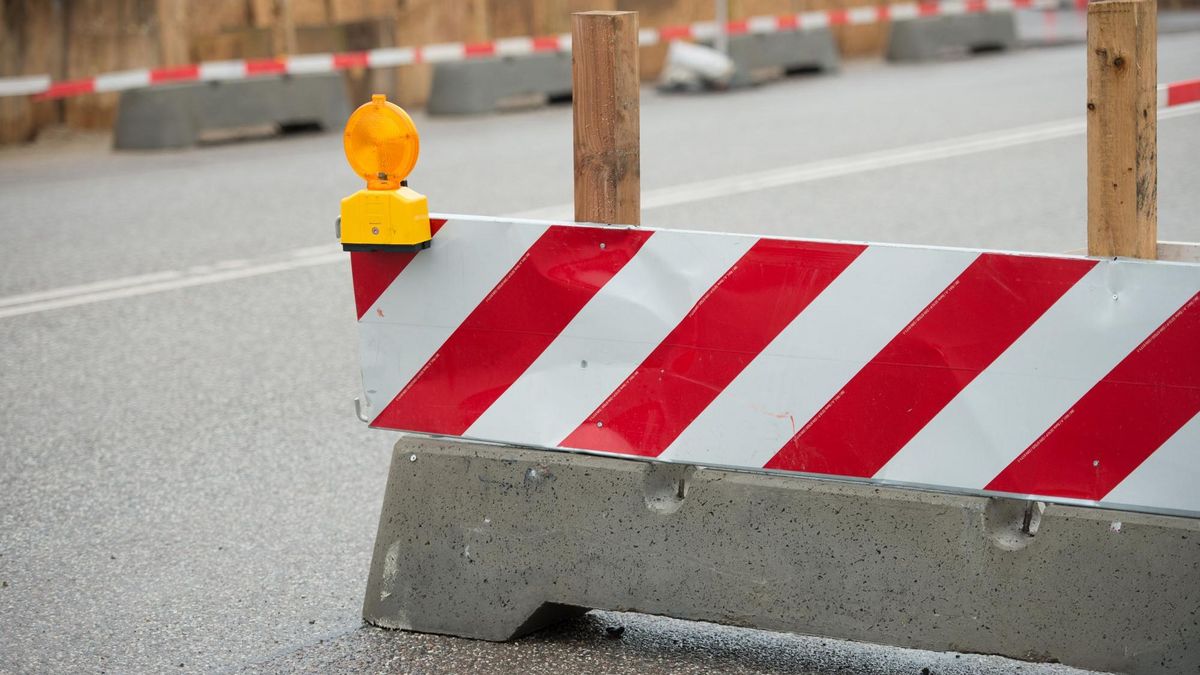 enlarge the image: Warning sign at a construction site