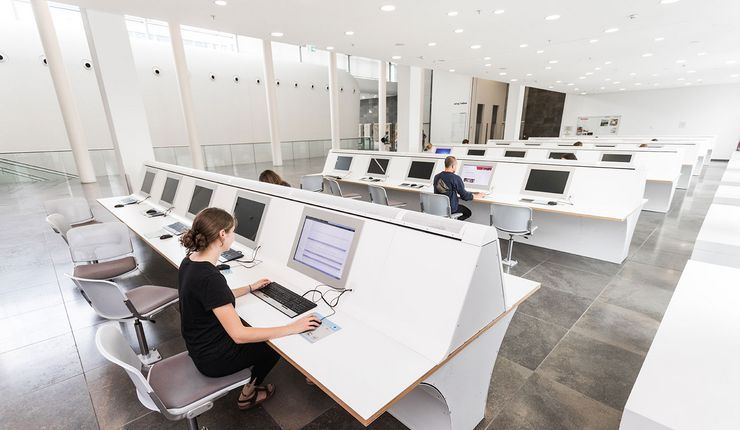 Foto der PC-Arbeitsplätze im Foyer des Neuen Augusteums