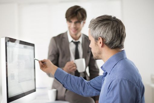 Zwei Männer vor einem Computer